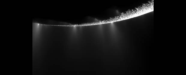 La luna que respira agua | Cortesía Nasa-JPL-SSI | Se cree que Encelado es una luna relativamente joven, con unos 100 millones de años. Mide 512 x 494 x 489 kilómetros. En la foto tomada por Cassini se aprecian los géiseres en el hemisferio sur del satélite natural.