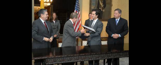 Demandado acuerdo Colombia-E.U. | Archivo | El Gobierno de Colombia y el de Estados Unidos firmaron el año pasado el acuerdo militar en la sede de la Cancillería en Bogotá.