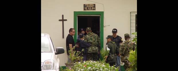 Asesinado sacerdote en Urabá | Cortesía Joan Barrientos | El momento de la inspección al cadáver del sacerdote asesinado.