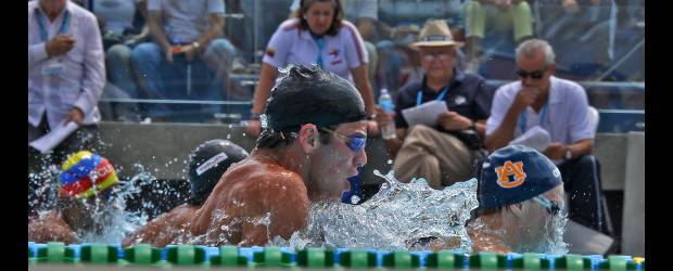 Paraguay saca pecho, Carolina llora: drama y triunfo en el agua | Fotos Henry Agudelo | Los pechistas paraguayos han presentado dura batalla y se han metido en las finales de las pruebas de este estilo. Los primos Genaro y Renato Prono le han dado resistencia a los brasileños y al colombiano Jorge Mario Murillo. Nadadores con mucho presente y notable futuro. Paraguay saca pecho y con razón.