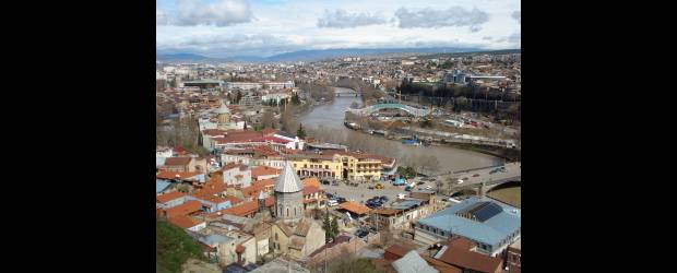 Georgia, destino mágico en el Cáucaso | Jaime Jaramillo Ramírez |Con una mezcla de ambiente europeo y soviético, Tbilisi se ubica en ambos costados del río Mt'k'vari (Kura).