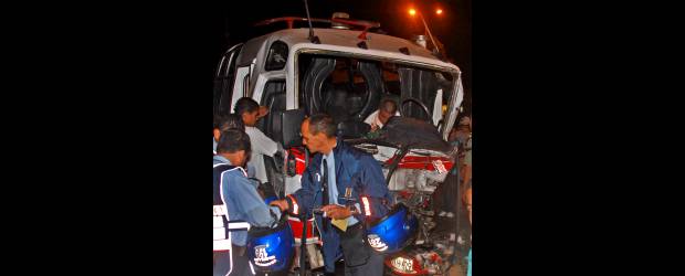 Choque en Guayabal: 2 muertos y 12 heridos | Henry Agudelo | El conductor de esta buseta de Itagüí, que viajaba para el barrio San Francisco, falleció cuando era atendido en una clínica del sur de Medellín.