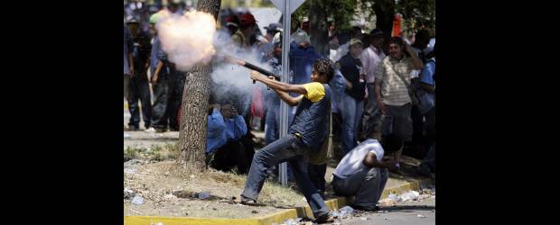 Decisiones de Ortega enfrentan a Nicaragua | Reuters - Managua, Nicaragua | Manifestantes atacaron con piedras y morteros artesanales la sede del Parlamento de Nicaragua.