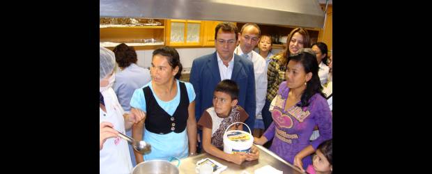 A tomar Sopita, invitaron a 2.700 hogares | Cortesía | Ayer se hizo una demostración a dos familias de la fácil preparación de La Sopita, entre ellas a la de Aureliana. El contenido, que viene deshidratado tiene una duración de hasta dos años. Además, tiene varios ingredientes y sabores.