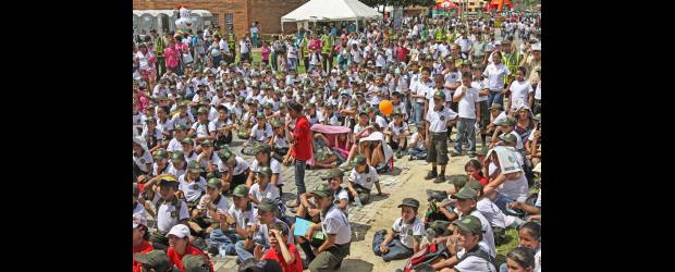 Divertirse, el derecho de los Niños | Juan Fernando Cano | Casi seis mil niños de distintas zonas de Medellín estuvieron en la celebración del día del niño que se realizó ayer en el parque Juan Pablo II.