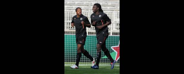 Lyon va por otro hito en su historia | AP, Lyon, Francia | Sidney Govou y Bafetimbi Gomis son dos ases del ataque del Lyon.