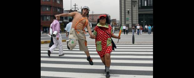 Chavo y Chilindrina viven de la chiripiorca | Hernán Vanegas | Al Chavo y a la Chilindrina se les puede ver haciendo su espectáculo en los semáforos de San Juan, desde las 8:00 de la mañana. Los fines de semana se van también para Itagüí y Bello. Ahora quieren hacer un nuevo montaje sobre la película Up.