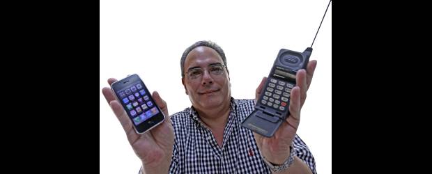De la "panela" migró al veloz iPhone | Juan Antonio Cano | Aunque no se declara como un coleccionista, Juan Luis Ramírez, ha atesorado los primeros celulares a los que accedió desde principios de la década del 90. Sin embargo, ha sabido adoptar la tecnología con un enfoque muy racional.
