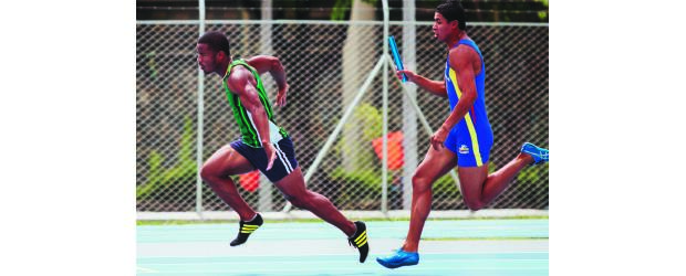 El hijo del viento y de puro sabor | Manuel Saldarriaga | Isidro Montoya, quien recibe el testigo de manos de Diego Gallego en un entrenamiento para el relevo corto, es una de las nuevas figuras del atletismo en Colombia. Sorprendió a todos con su oro en los 100 metros lisos de los Juegos Suramericanos, y desde ya se pone como meta los Juegos Olímpicos de 2012.
