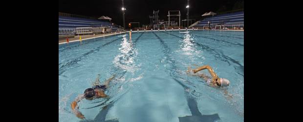Los deportistas que viven la madrugada | Juan Fernando Cano | Además de doña Libia Martínez, varias personas llegan desde las 5:00 de la mañana a las piscinas del nuevo Complejo Acuático. Una de ellas es Vicky Trujillo, famosa en la radio antioqueña, quien a esa hora ya está en el agua. El primer curso de Madrugadores arranca a las 6:00 de la mañana.