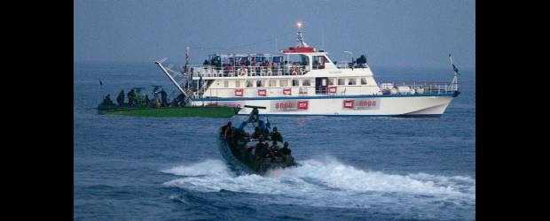 Un grito para detener Israel | Uriel Sinai, Reuters - Israel | Israel negó la responsabilidad en el ataque a la Flotilla de la Libertad, al asegurar que los tripulantes de esa embarcación desconocieron sus recomendaciones e iniciaron la agresión. El presidente de Estados Unidos, Barack Obama, instó a esa nación a esclarecer los sucesos lo antes posible.