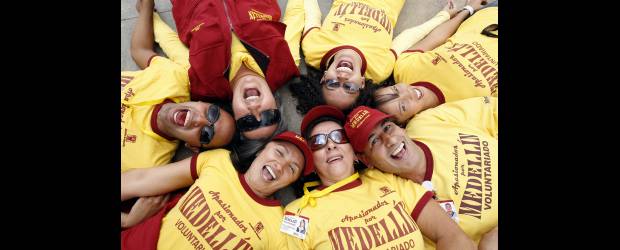 Los apasionados palpitan por Medellín | Jaime Pérez | Apasionados por Medellín es un programa de voluntariado de la Alcaldía, del que hacen parte 500 hombres y mujeres desde los 18 hasta los 65 años, de diferentes entidades, profesiones y oficios. Algunos trabajan en la administración, pero la mayoría son ciudadanos que quisieron sumarse por ese cariño que sienten por la ciudad. Se distinguen por sus camisetas amarillas.