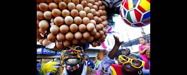 Diego le quita presión a Lio | Hyver Herman, Reuters, Johannesburgo-sudáfrica | Ochenta años tuvieron que pasar para que África pudiera ser sede de un Campeonato Mundial de fútbol. Hoy termina esa larga espera de 80 años. En cabeza de Sudáfrica, celebra el pueblo del llamado continente negro.