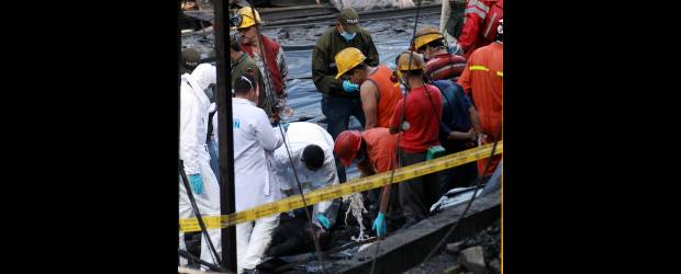 Familias no pierden ilusiones | Manuel Saldarriaga, Amagá | Después del rescate de dos cuerpos en la madrugada de ayer las labores se concentraron en la oxigenación del socavón debido a la cantidad de gas metano y monóxido de carbono que se encuentra en el lugar. En la tarde se logró avisorar otro minero, pero no se pudo rescatar.