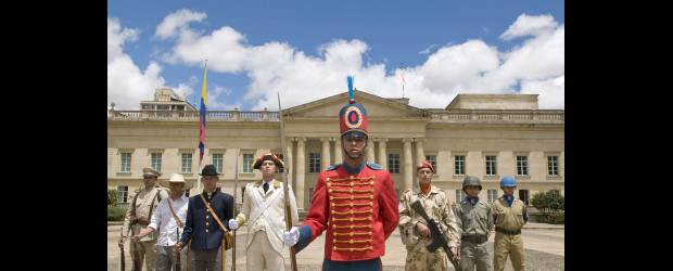 A ocho días del Bicentenario | Archivo | El año pasado se mostró el cambio de la indumentaria en los soldados de la República de Colombia.