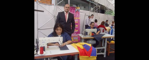 Moda para el Mundo tiene sello nacional | Archivo | Cientos de mujeres cabeza de familia hacen parte de la cadena textil-confección moda de Cedemoda. En la gráfica, Willy Zapata, coordinador General.