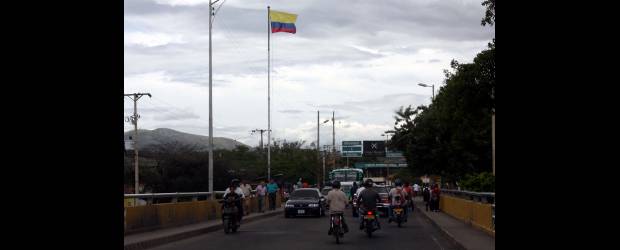 Ya rigen alivios en la frontera | Colprensa | El paso fronterizo se mantiene en una tensa calma mientras que las actividades económicas en el Norte de Santander sienten con fuerza la reducción en las ventas. Se espera que las medidas del Gobierno reactiven el consumo.