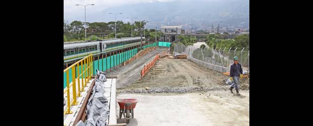 Metro al Sur ya acelera un 55% | Juan Fernando Cano | La losa que se conformó sobre el puente de pérgolas, que permitirá pasar el metro de la margen occidental a la oriental, está dispuesta para recibir el balastro que soportará los durmientes y los rieles. Al fondo, el edificio nuevo de la E. Itagüí.