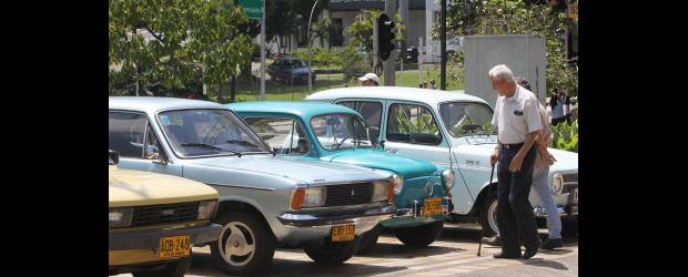 Del garaje al desfile | Juan Fernando Cano | Fiat, Dodge, Renault son marcas que están en la memoria de los colombianos. Esos carros compactos que ahora muchos miran con desdén, son verdaderas joyas de la historia automotriz del país. Hoy rodarán encabezando el desfile.
