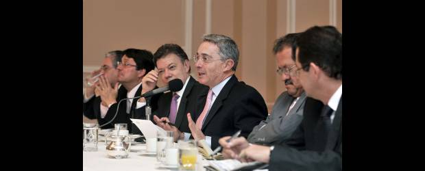 El nuevo Presidente no pondrá el espejo retrovisor | Felipe Ariza, Sp-bogotá | Los presidentes saliente y entrante, Álvaro Uribe Vélez y Juan Manuel Santos, acompañados de sus vicepresidentes y ministros de Interior y Justicia, se aprecian al comienzo del encuentro que se desarrolló ayer en la Casa de Nariño.