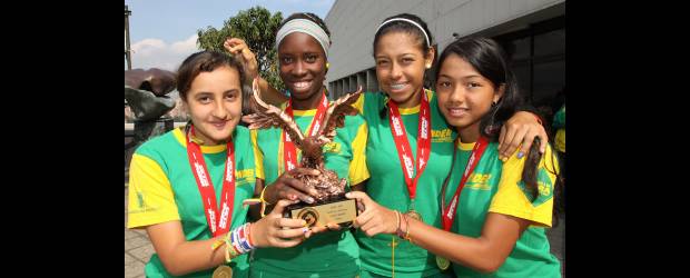 Pitos, bombas y vivas recibieron a las campeonas | Donaldo Zuluaga | Sus rostros lo dicen todo. Ellas hacen parte del grupo de campeonas mundiales de ultimate, sub20. Al lado, parte del grupo en el recibimiento del alcalde Salazar y el gerente del Inder, Andrés García.