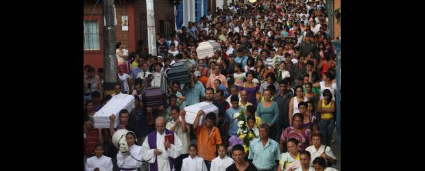 Dolor por familia que se fue unida al cielo | Hernán Vanegas, Enviado Especial-liborina | El sepelio colectivo de cinco de las seis víctimas congregó a los habitantes del casco urbano de Liborina y de vecinos de la familia, procedentes de la vereda Rodas. La hija mayor de la familia, de 15 años, llegó en medio de la eucaristía para despedir a sus seres queridos. No podía dar crédito a su tragedia.