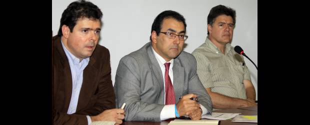 Caída del dólar frena el empleo en textiles | Robinson Saenz | El director de Inexmoda, Carlos Eduardo Botero -a la izquierda- y el senador Juan Carlos Vélez Uribe -derecha- acompañaron al ministro de Comercio, Sergio Díaz-Granados, en la charla de ayer con los empresarios textiles.