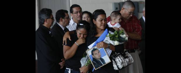 Lucha antidroga en AL: ¿por vía errada? | AP | Familiares de las víctimas hondureñas de la masacre hace semanas en el estado mexicano de Tamaulipas, lloraron a sus seres queridos durante el entierro.