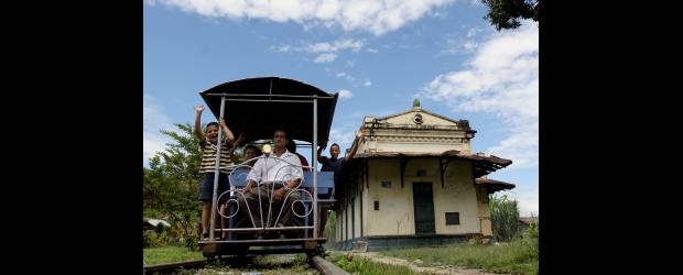 El abandono viaja en motorriel por el túnel | Julio César Herrera, Enviado Especial Cisneros | Los motorrieles y sus pasajeros: en la semana estudiantes y campesinos, y turistas en los festivos, mantienen con vida el viejo corredor del tren en el sector del Túnel de la Quiebra. La vieja estación de El Limón resiste el paso del tiempo, pero sin una recuperación integral se vendrá abajo.