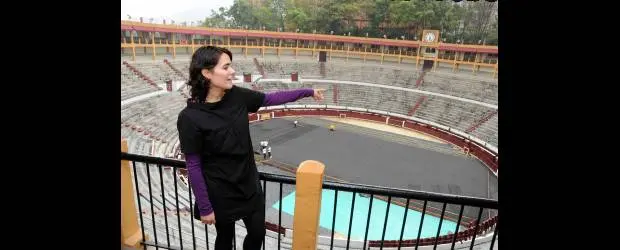 En la Davis, Mariana juega su propia copa | Cortesía-Bogotá | La ex tenista Mariana Mesa estuvo en el montaje de la cancha de tenis en la plaza de toros. La imagen es de finales de agosto, en medio de la construcción.