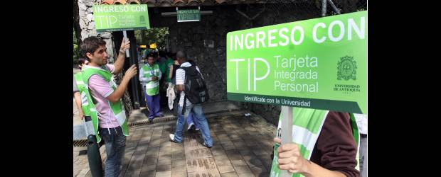 Cinco días de consulta en la U. de A. | Hernán Vanegas | Marco Antonio Vélez, presidente de la Asociación de Profesores de la U. de A. fue uno de los que exigió ayer la apertura inmediata de la institución.