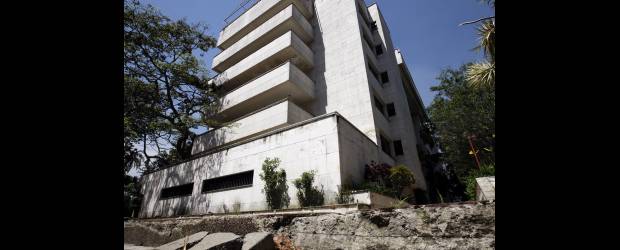Ni los fantasmas se quedaron en el Mónaco | Jaime Pérez | Este edificio, otrora propiedad del extinto narcotraficante Pablo Escobar y sobre el cual se tejieron cantidad de historias, hoy presenta un estado de abandono. Se espera que ahora que le fue entregado a la Policía Nacional, sea restaurado para que funcione allí, posiblemente el área administrativa de la Regional Seis.