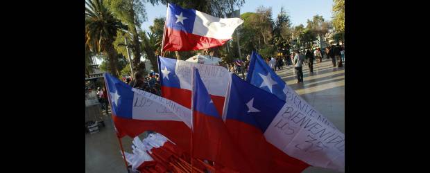 Chile: ejemplo de desarrollo y organización | Mariana Bazo, Reuters - Copiapó, Chile | Copiapó, a 45 kilómetros de la mina San José, vive una fiesta completa. Banderas con la frase "Bienvenidos los 33" están por todas partes.