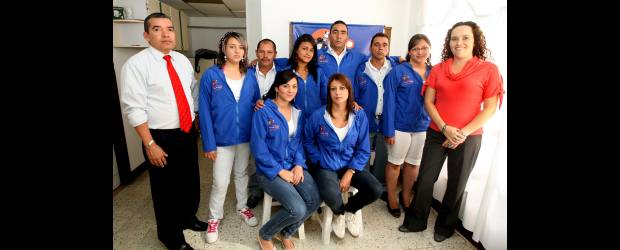 Mejor ponerse naranja que conducir ebrio | Juan Antonio Sánchez | En la gráfica parte del equipo de Póngase Naranjado, que incluye además a un grupo de jóvenes que tienen a su cargo el mercadeo.