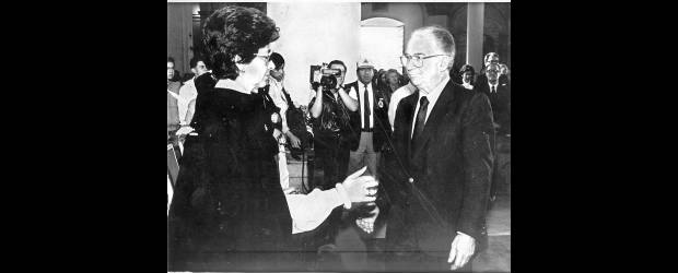 "Los magistrados fueron valientes" | Archivo | El entonces presidente de la República, Belisario Betancur Cuartas, le da el pésame a María Cristina Zuleta de Patiño, viuda del magistrado Alfonso Patiño Roselli, en la ceremonia religiosa tras el holocausto, el 10 de noviembre de 1985.
