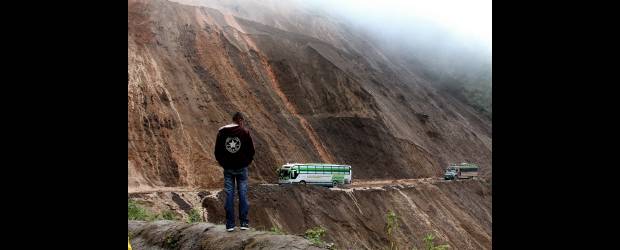 Naturaleza pasa cuenta de cobro a tacañería vial | Donaldo Zuluaga | La emergencia vial, en opinión de los expertos, es causada más por la improvisación, la falta de visión, creatividad y tacañería, que por la naturaleza. Esta es la vía que conduce a Urabá, allí los derrumbes son el pan diario y la plata que se invierte en levantarlos es tan alta que sumada sería el presupuesto de una gran vía.