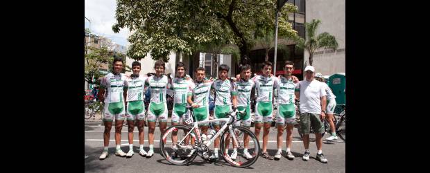 Antioquia le tiene fe al Porvenir | Cortesía www.nuestrociclismo.com | Este es el elenco de Antioquia-Indeportes en la Vuelta del Porvenir. La capitanía es de César Augusto Villegas, cuarto de izquierda a derecha.