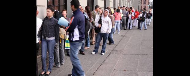 La Dian optimiza, pero no contesta | Archivo | Antes de la implementación de las citas telefónicas, los contribuyentes veían cómo salía el sol en la fila al frente de las oficinas de la Dian, en La Apujarra.