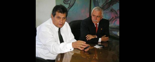 Julio Roberto está en la baraja | Cortesía Indeportes | Julio Roberto Gómez acompañado de Baltazar Medina, presidente del Comité Olímpico Colombiano. Este premio está cumpliendo 50 años.