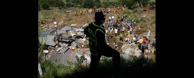 Calle Vieja será sólo recuerdos | Esteban Vanegas | Duele ver a este barrio, que por decenas de años construyeron sus pobladores poco a poco, hundido entre la tierra. Se calcula que bajo el alud quedaron 123 personas, habitantes del sector.