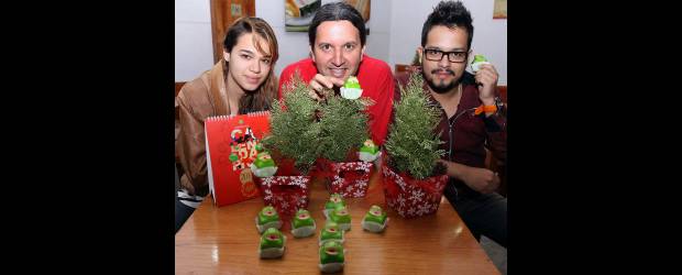 El sapito le cuenta el año | Manuel Saldarriaga | Juliana Restrepo desfragmentó digitalmente al sapito, Andrés Sierra lo puso a volar, mientras Steven Henao a sapiarle algo. En total son 12 imágenes hechas por 14 diseñadores. El calendario se puede conseguir en cualquiera de los Astor de la ciudad. Es un regalo para la gente. Una propuesta divertida y emotiva.