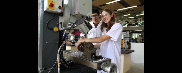 Estudiar allá trae mejor salario acá | Donaldo Zuluaga | Trabajando.com nació en 1999 como portal de empleos en Chile. Además de en ese país, hace presencia en Argentina, Brasil, España, Portugal, Perú, Venezuela, Puerto Rico, Uruguay, México y Colombia. En el sondeo sobre estudios en el extranjero participaron 2.100 personas. Foto en la Universidad Eafit.