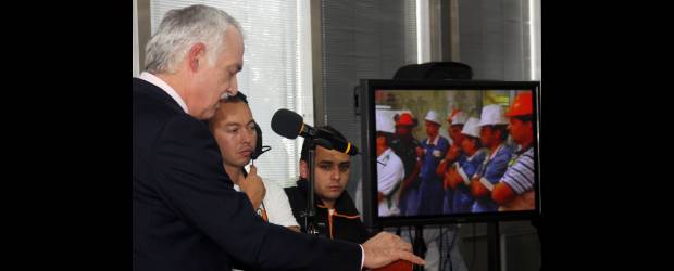 Comienzan desalojos en terrenos de Hidroituango | Julio Cesar Herrera | Desde la Sala de Juntas de EPM, en el Edificio Inteligente, el gerente, Federico Restrepo Posada, dio la orden a los trabajadores ubicados en la casa de máquinas, para encender la primera turbina de la central hidroeléctrica Porce III. El directivo destacó los beneficios que tendrá esta obra para el país y para la zona.