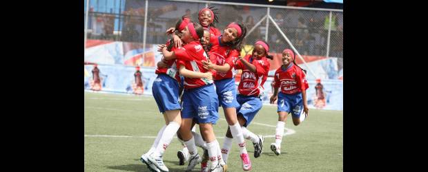 Catalina por fin vive el Pony | Juan Antonio Sánchez | Las niñas de El Poderoso, el equipo de la escuela del Independiente Medellín, ganaron con facilidad su partido ante Vegas de Bello en el duelo del torneo femenino del Ponyfútbol. María Trujillo, quien es abrazada por sus compañeras, fue la autora del primer tanto de la goleada de ayer.