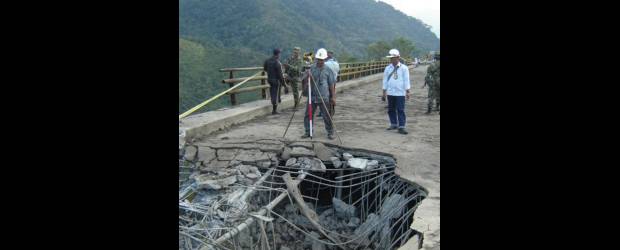 Restablecido el paso en vías luego de atentados de las Farc | Cortesía | Tanto en San Andrés de Cuerquia como en Anorí, se restableció el paso. En Anorí (foto), utilizarán dos placas de aluminio como parte de la solución.