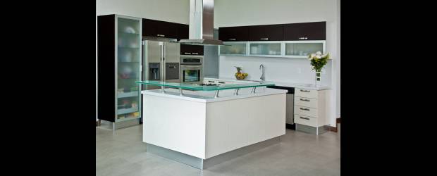 La cocina se convierte en área social | | El vidrio, transparente o en colores, es un material que le imprime elegancia a la barra de la cocina. Debe optarse por uno que tenga un espesor capaz de soportar el peso para lo que fue diseñado. Otros materiales son la madera, granito, acero inoxidab