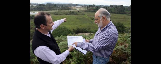 Rionegro baja la bandera para autódromo | Hernán Vanegas | Mientras el alcalde Alcides Tobón señala los terrenos donde quedará el autódromo, Ramiro Londoño, del Autoclub La Montaña, muestra los planos del proyecto.