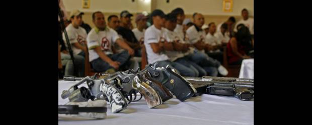 Jóvenes de zona Nororiental entregaron 16 armas de fuego | Esteban Vanegas | La apuesta de la Policía es brindar a los jóvenes alternativas en las que no peligren sus vidas. La entrega de armas hace parte de esta labor.