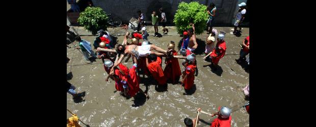 No estés eternamente enojado | Julio César Herrera, Enviado Especial Puerto Nare | Las aguas cubren el 100 por ciento de Puerto Nare, pero como un milagro, la vida discurre con relativa tranquilidad. La procesión del Vía Crucis se vio colmada por creyentes que no dejaron de pedir a Cristo por el fin de las lluvias.