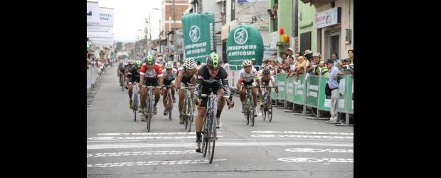 Villegas ajustó el doblete paisa | Juan B. Estrada, Cartago | César Villegas le dio el segundo triunfo al equipo de Antioquia.